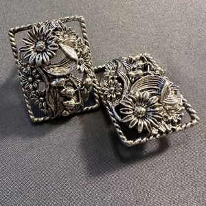 VINTAGE SARA COV BIG  IN THE SECRET GARDEN SILVERTONE CLIP-ON EARRINGS 1960-70'S